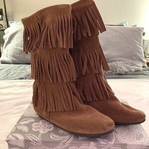 Minnetonka Moccasin boots real suiede triple fringe size 7 (fits like 7.5-8) tan